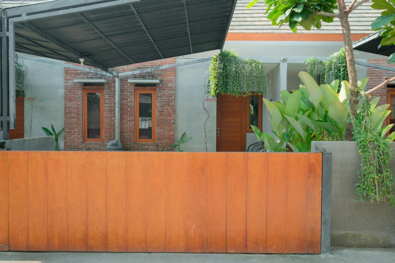 Andewi Guest House Denpasar Redpartner - Minimum Stay 30 Nights سانور المظهر الخارجي الصورة